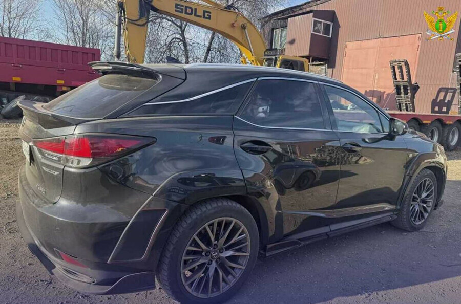 В Приамурье директор организациидолжника решил спрятать Lexus RX 350 арестованный за долги