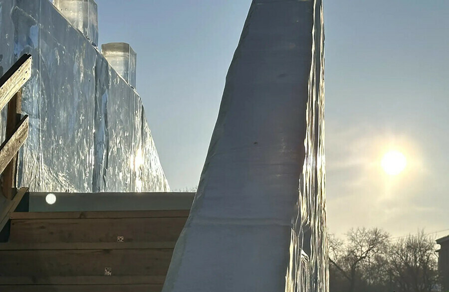 Изза угрозы обрушения решили демонтировать ледовую горку в центре Белогорска