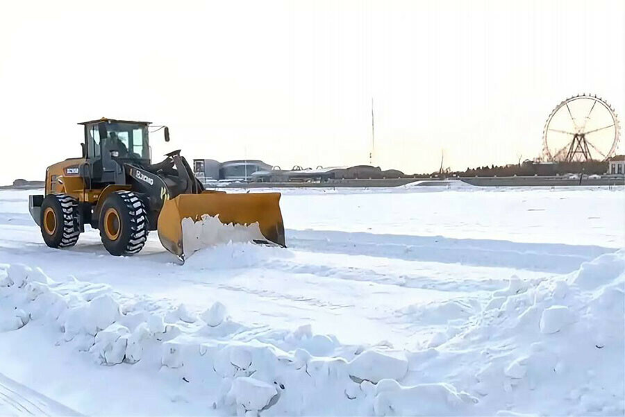 В Благовещенске готовятся к ЗимФестАмуру чистят набережную подъезды к ней обрезают ветки деревьев