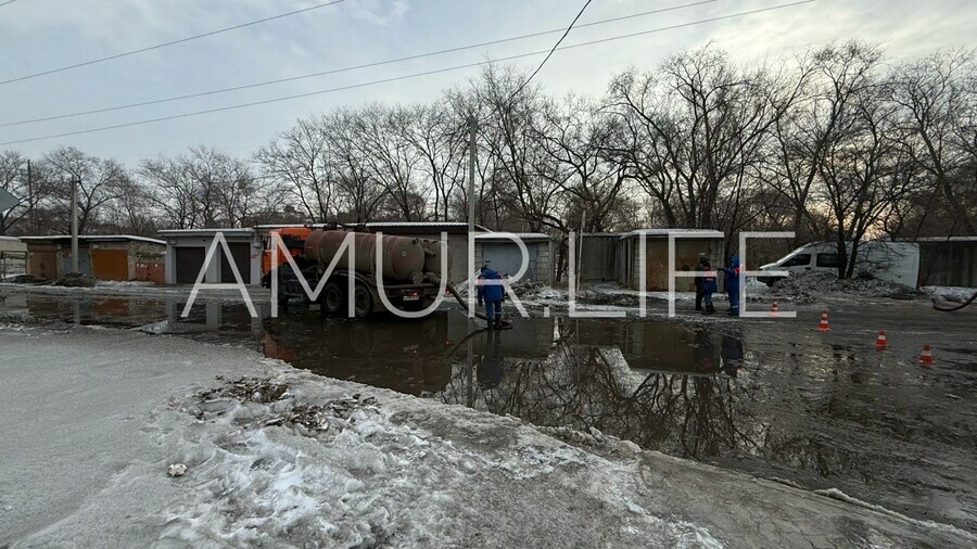 В центре Благовещенска вода заливает дорогу фото видео