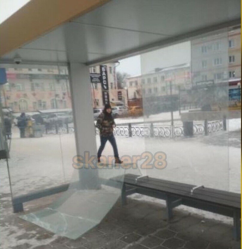В центре Благовещенска сильный ветер выбил стекло на автобусной остановке видео