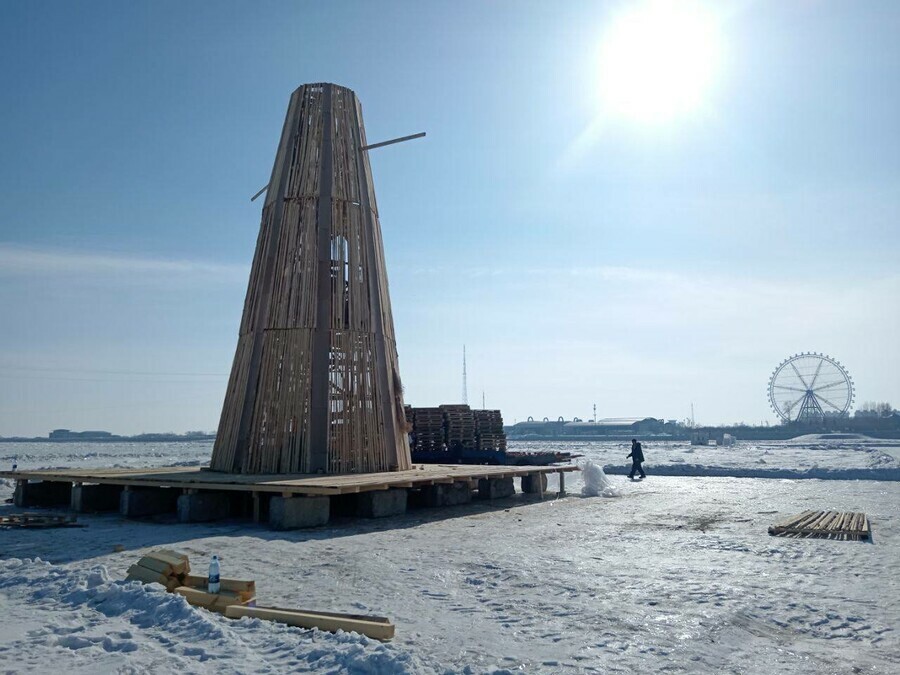 Гигантский артобъект который скоро сожгут дотла могут наблюдать благовещенцы на льду Амура