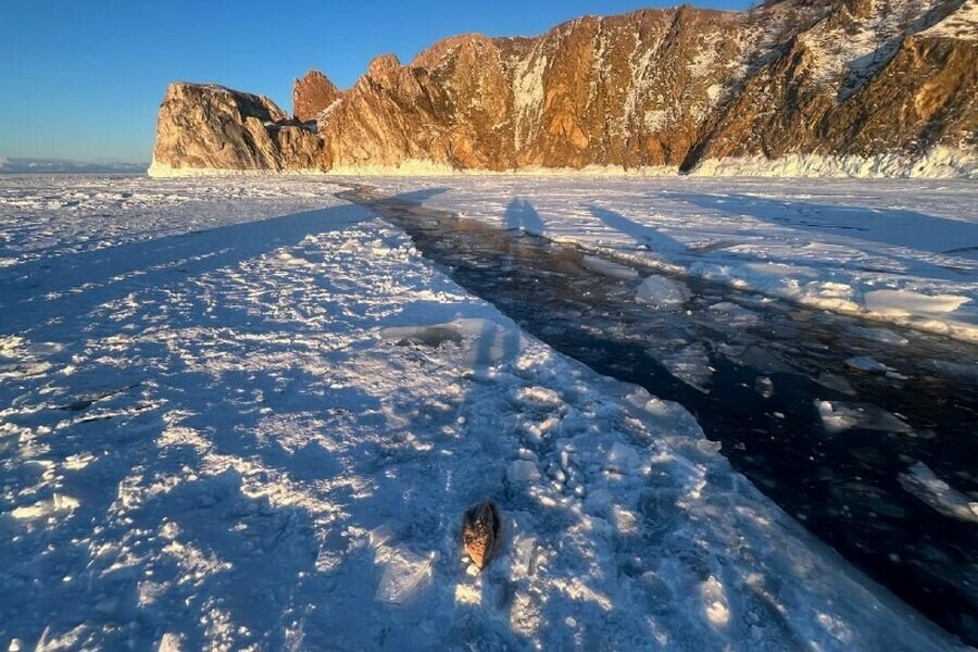 УАЗ с китайскими туристами провалился под лед на Байкале фото 