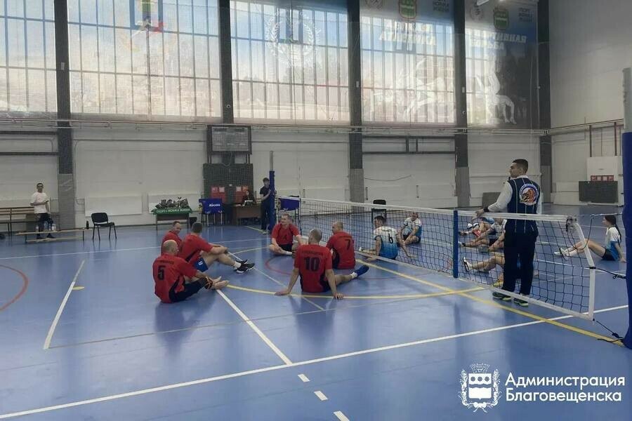 В Благовещенске впервые состоялись соревнования по волейболу особым способом фото 