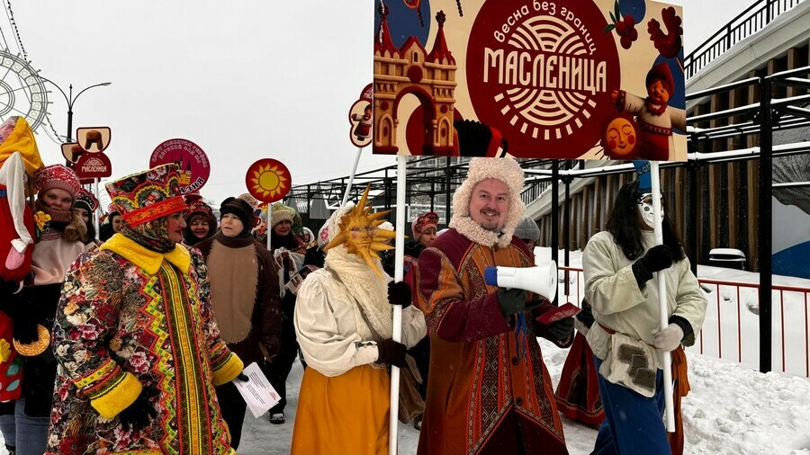 В Благовещенске более 1 000 человек присоединилось к шествию на Масленицу и ждут сжигания огромного чучела