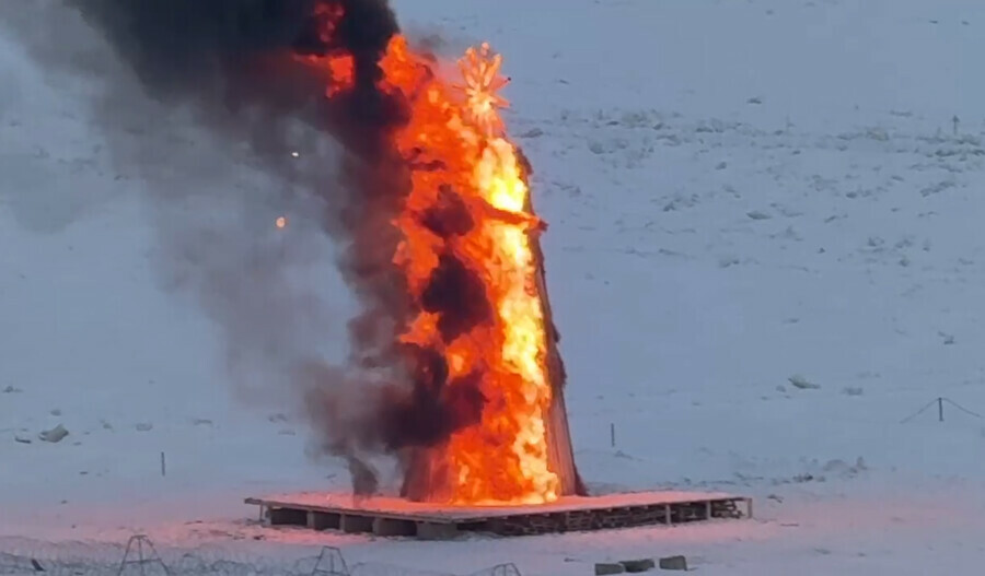 В Благовещенске на границе России и Китая сожгли Масленицу высотой с пятиэтажный дом видео