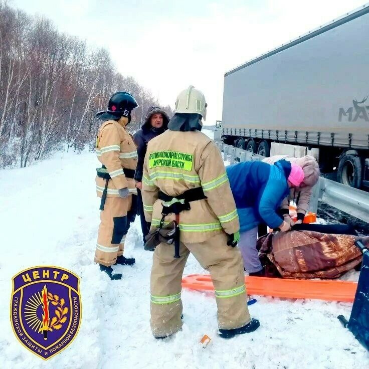 В Приамурье в массовом ДТП столкнулись три фуры и легковой автомобиль