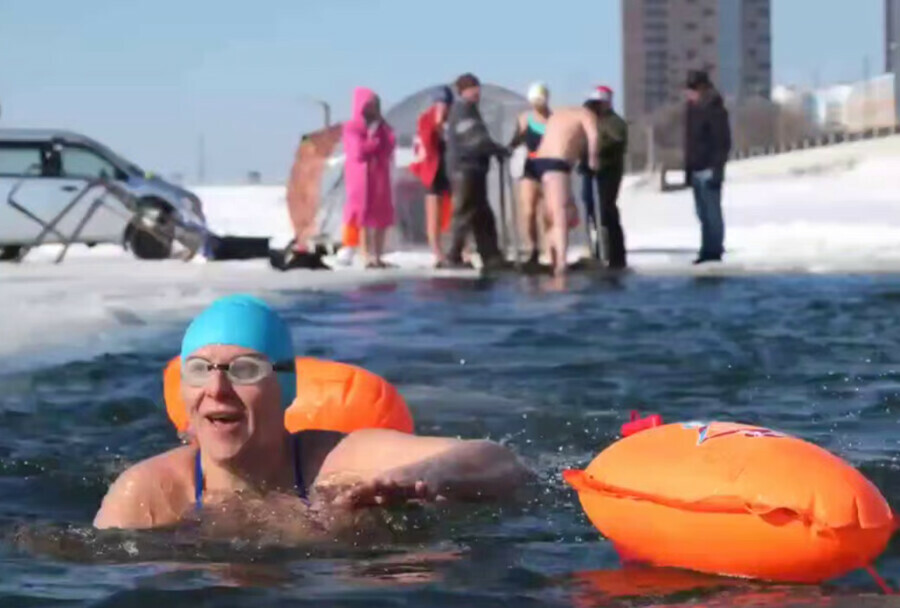 Амурские пловцы приступили к тренировкам в ледяном бассейне