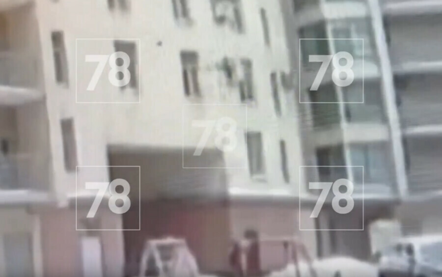 Дворник поймал мальчика выпавшего с 7 этажа видео