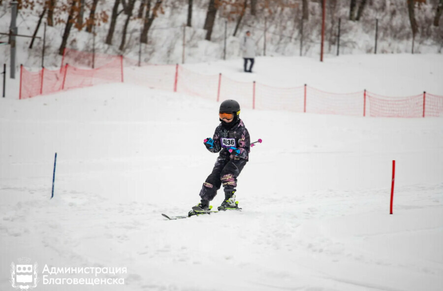 В Благовещенске более 100 спортсменов поучаствовали в первенстве города по горным лыжам и сноуборду