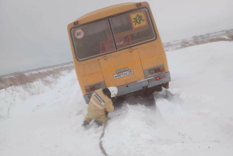 В Амурской области пожарные вытянули из снега школьный автобус