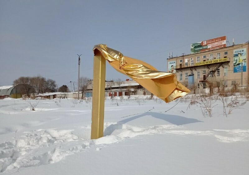 На поле в Благовещенске появились необычные объекты