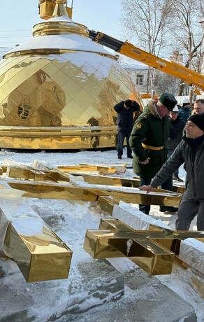 В Благовещенске на храме при ДВОКУ установили освященные купола