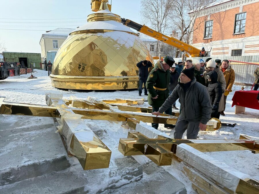 В Благовещенске на храме при ДВОКУ установили освященные купола