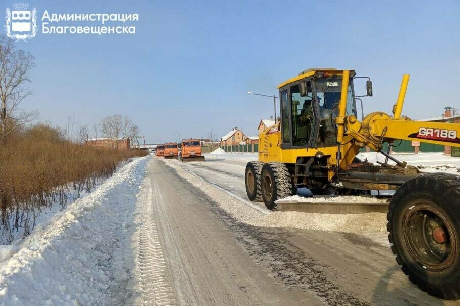 Мэрия Благовещенска 65 километров дорог и тротуаров почистили после прошедшего снегопада фото 