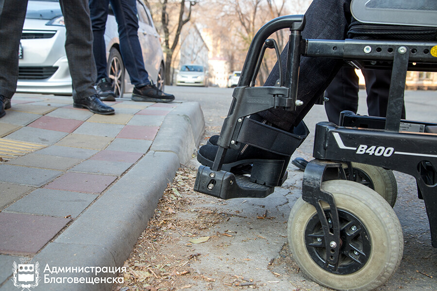 Для четырех колясочников в Благовещенске делают индивидуальные маршруты 