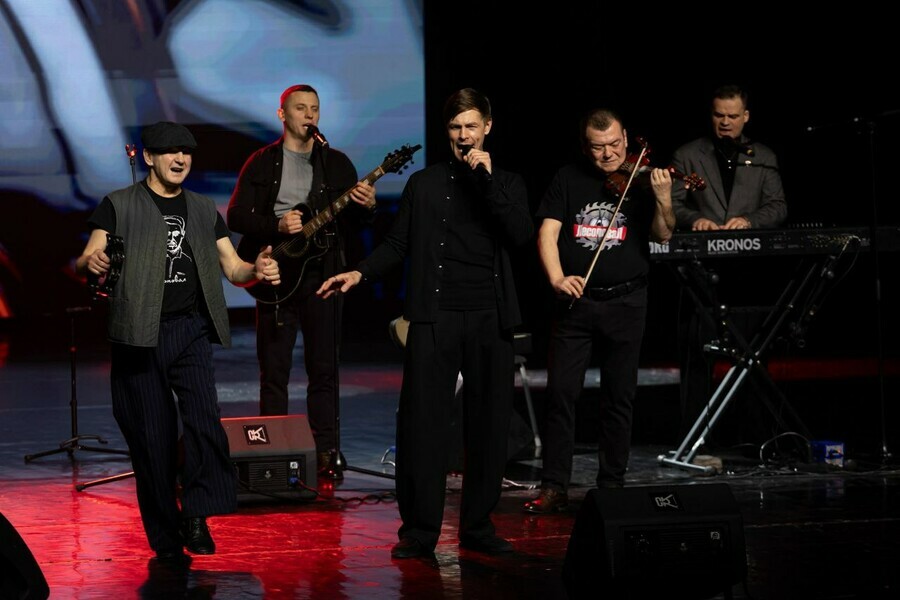 А белый лебедь на пруду в Благовещенске выступил Лесоповал видео