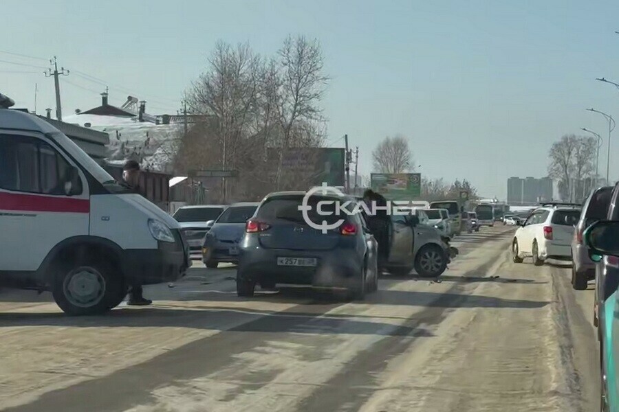 Жесткое ДТП в микрорайоне Благовещенска затруднило движение на одной из самых загруженных магистралей видео