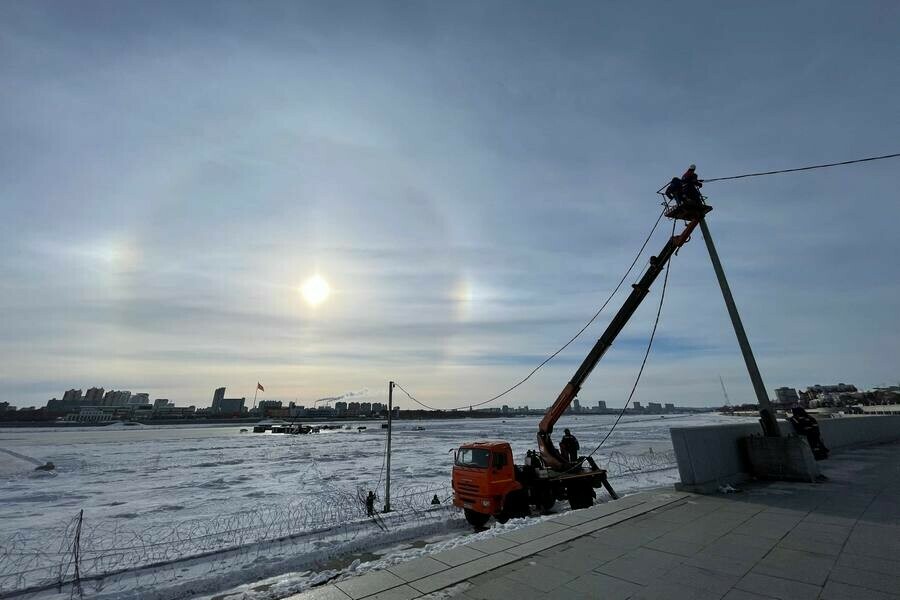 Стало известно что за столбы с проводами появились на льду Амура между Благовещенском и Хэйхэ фото видео