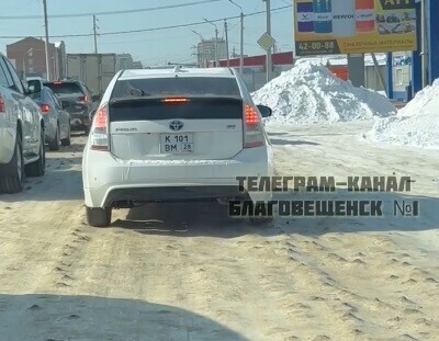 Машина ходуном благовещенцы показали шишки на крупной магистрали которую не почистили от снега и наледи видео