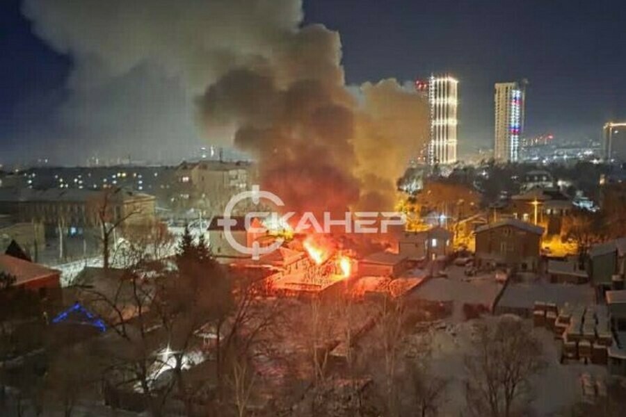 Ночью в центре Благовещенска как факел горел гараж фото видео