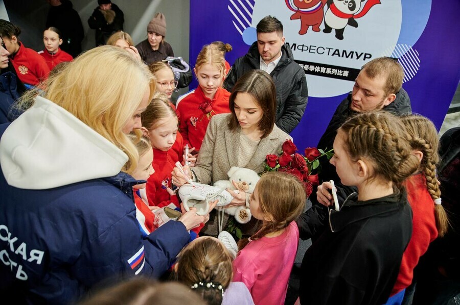 Евгения Медведева провела мастеркласс для российских и китайских фигуристов 