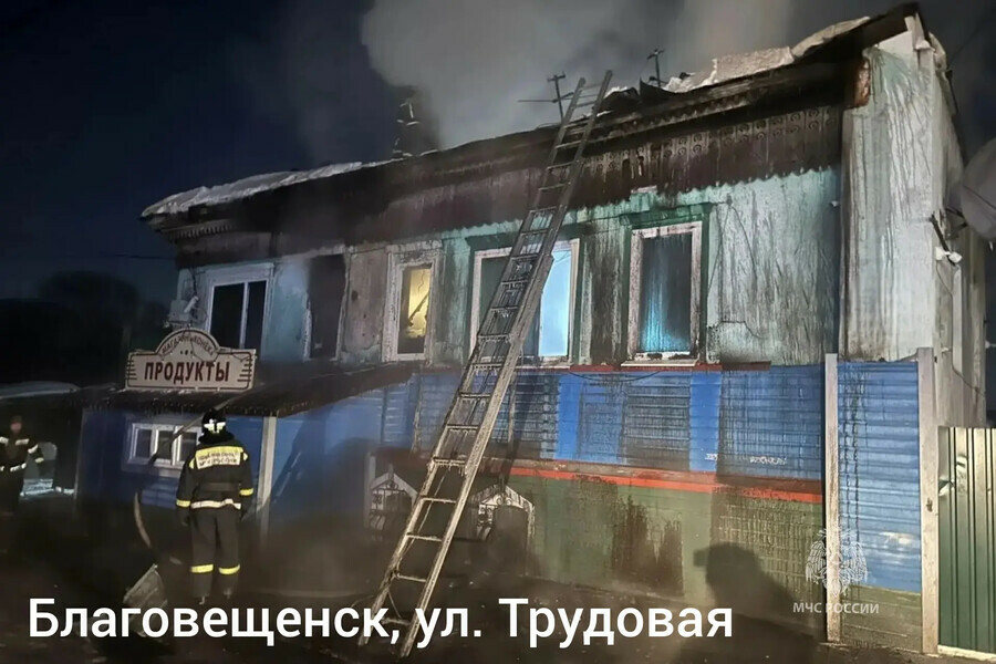 В Благовещенске пять боевых расчетов тушили пожар в жилом доме