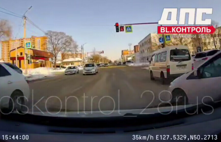 В Благовещенске изза невнимательности автоледи чуть не сбили пешехода