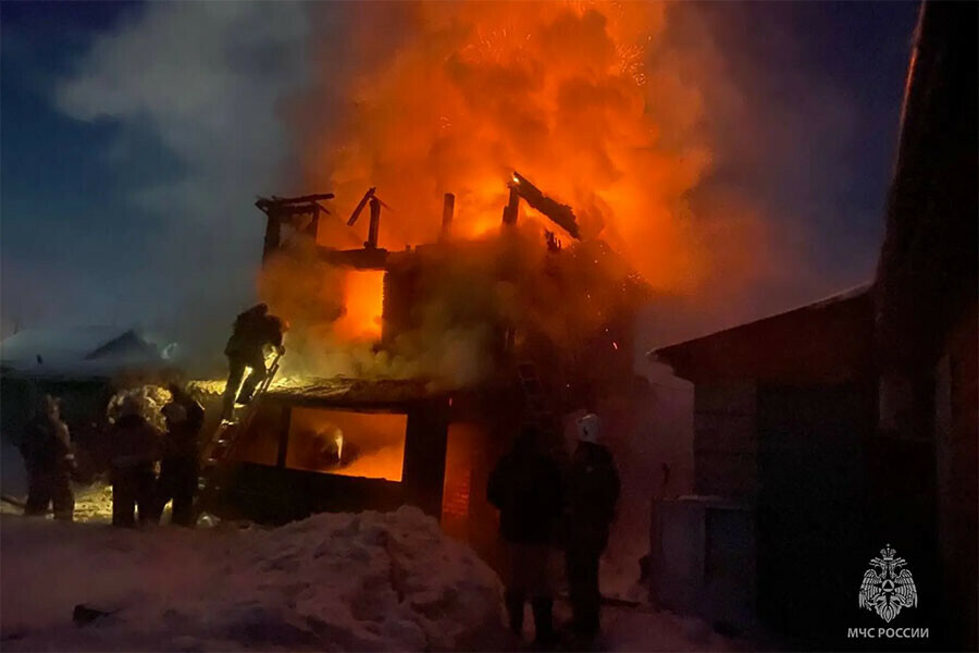 Крыша бани полыхала но дом спасли пожар в Белогорске
