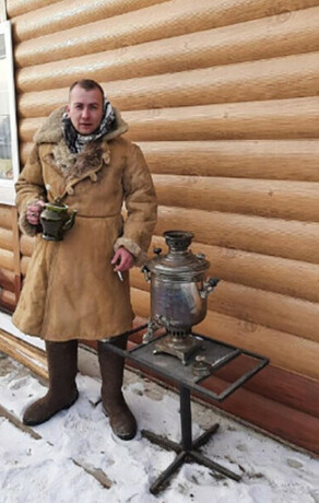 В Зее любитель старины пьет чай из самовара XIX века фото