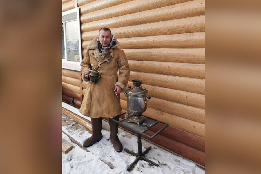 В Зее любитель старины пьет чай из самовара XIX века фото