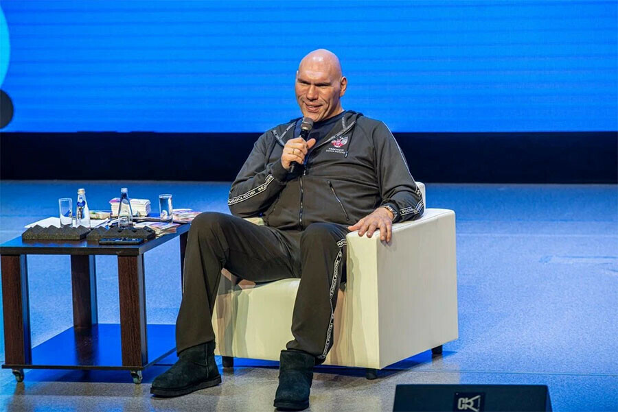 У меня очень длинные руки боксер Николай Валуев рассказал амурским ребятам о своей знаменитой технике