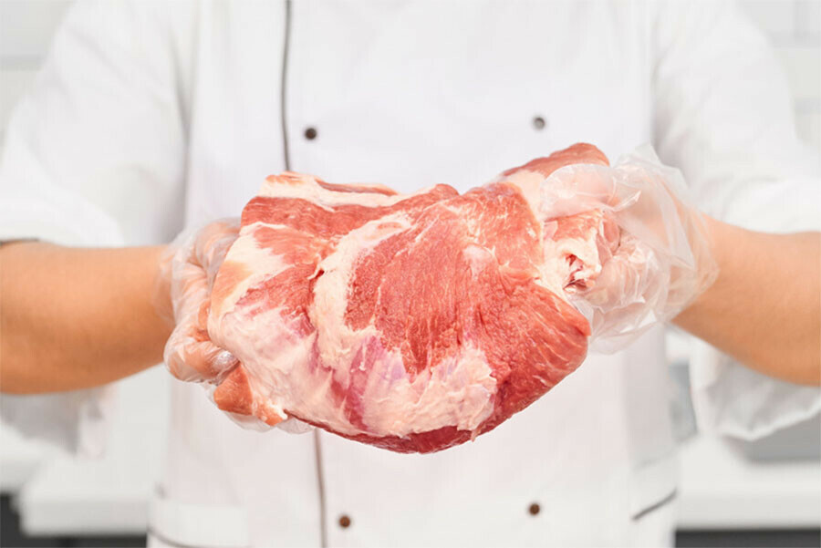 Наемный работник склада в Благовещенске продавая мясо знакомым имел свой гешефт