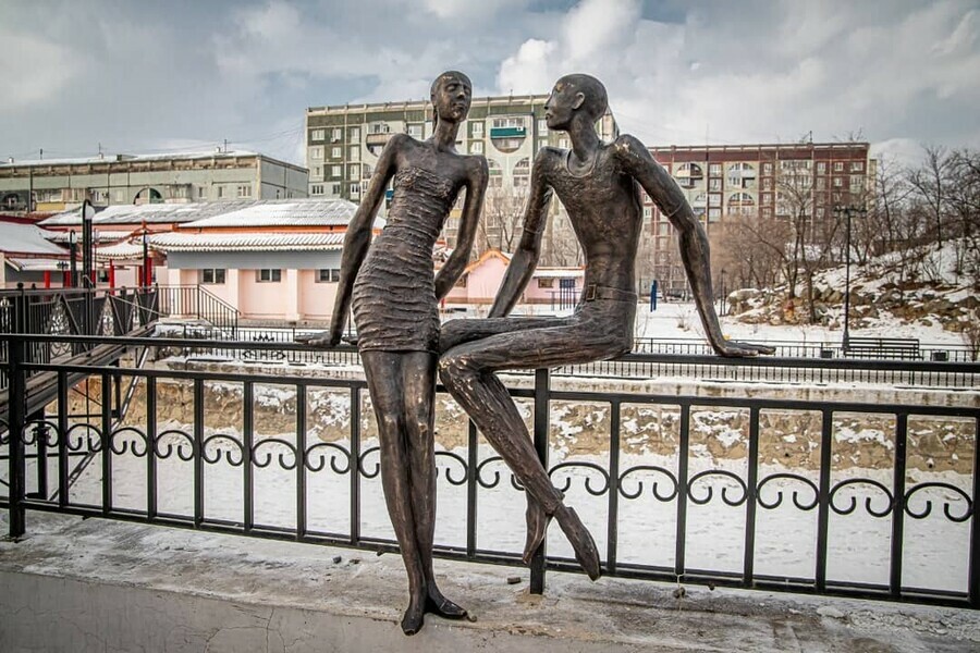 Аленкины родственники жители города активно обсуждают новую скульптуру в парке Дружбы