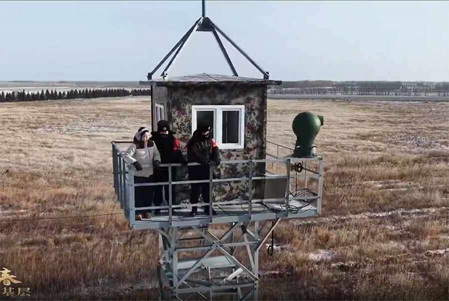 В Китае границу с РФ доверили охранять пожилой супружеской паре Названы их основные враги видео