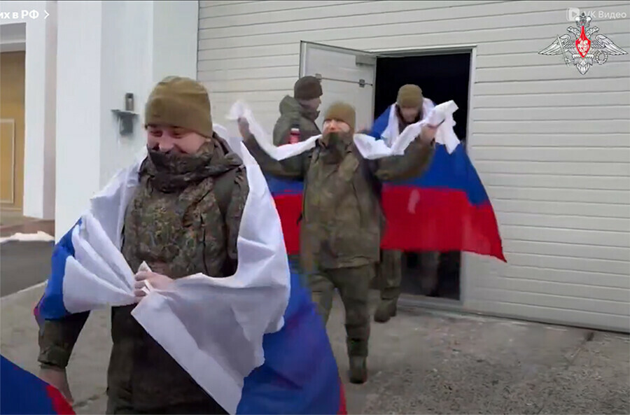 200 российских военнослужащих вернулись в Россию видео