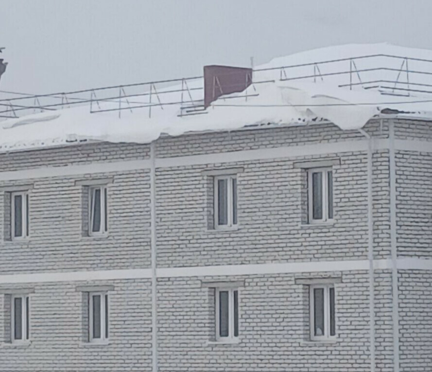 Амурчане жалуются на свисающие с крыш снежные шапки