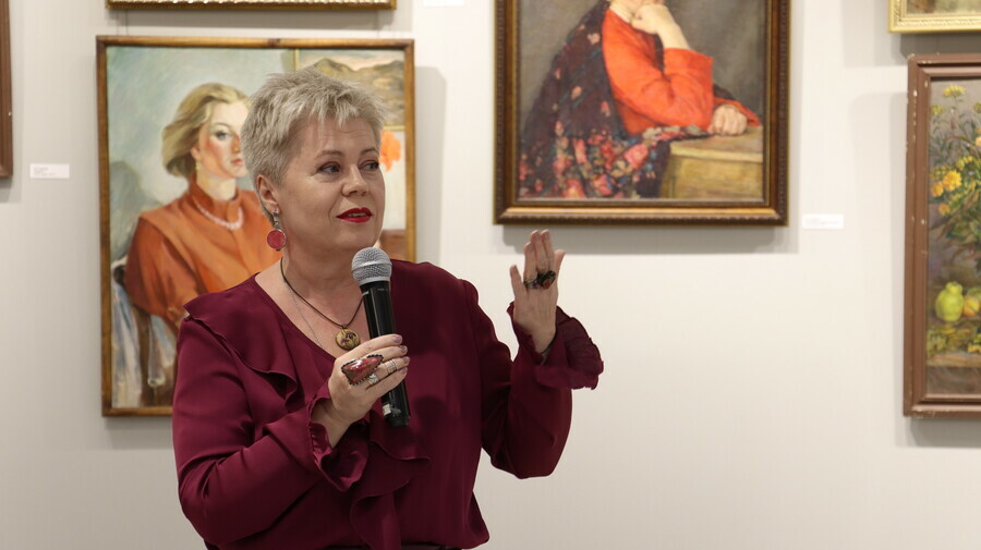 В Выставочном зале Благовещенска открылась выставка о том что творят женщины