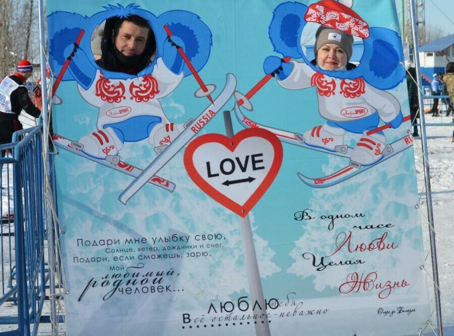 В Амурской области лыжникичебурашки признались друг к другу в любви 
