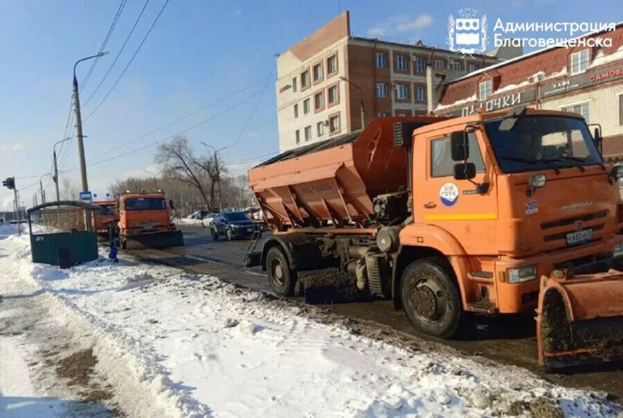 Круглые сутки в Благовещенске усердно чистят остановки крыши дороги и тротуары