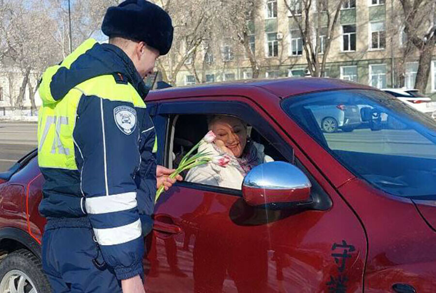 В Амурской области автополицейские поздравляют автолюбительниц с праздником весны обновлено фото