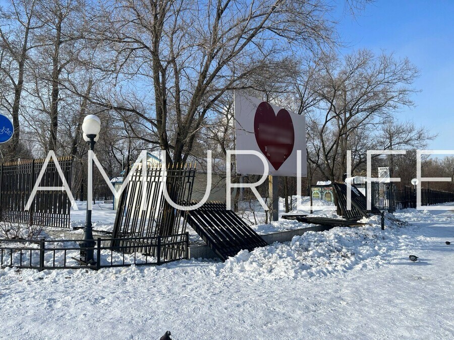 Шаг к реконструкции В Благовещенске начали разбирать забор Городского парка
