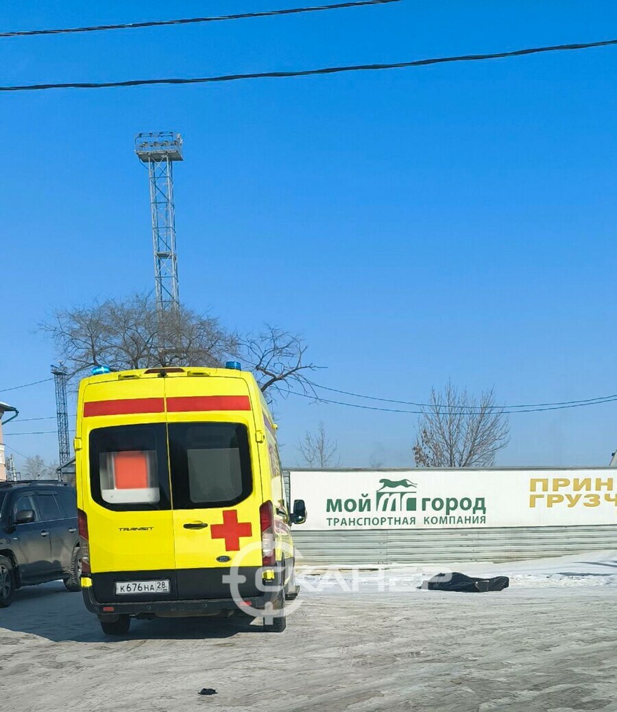 Очевидцы в районе жд вокзала Благовещенска обнаружен труп
