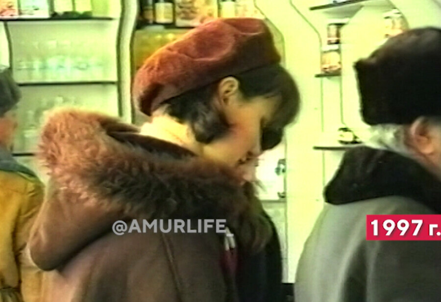 Настроение  весеннее одежда  зимняя Амурчанки накануне 8 марта 1997