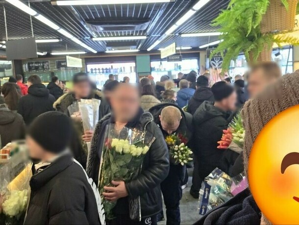Мужчины штурмуют цветочные магазины Благовещенска фото