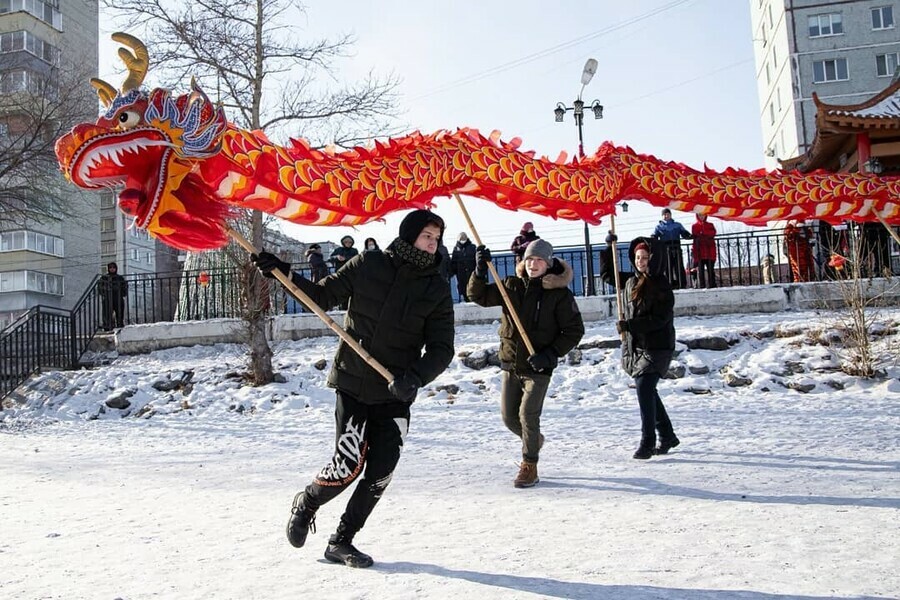 В Благовещенск Новый год по восточному календарю принес летающий дракон