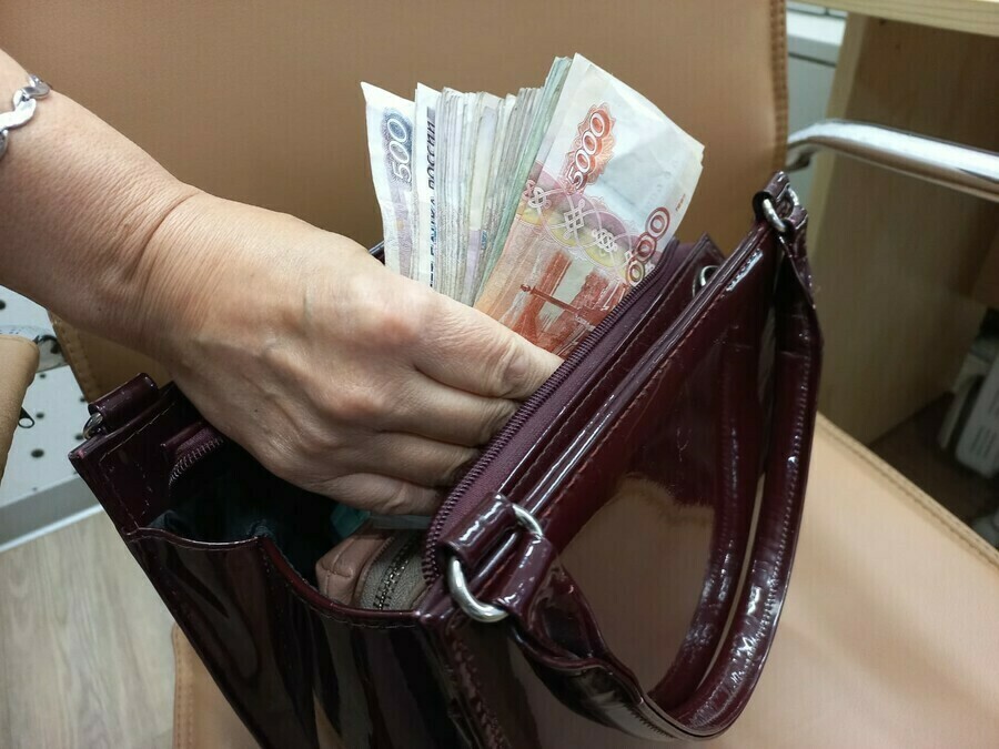 В Амурской области замначальника жд предприятия присвоила почти миллион чужих денег