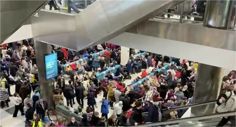 В аэропорту Домодедово пассажиры задержанных рейсов спят на полу