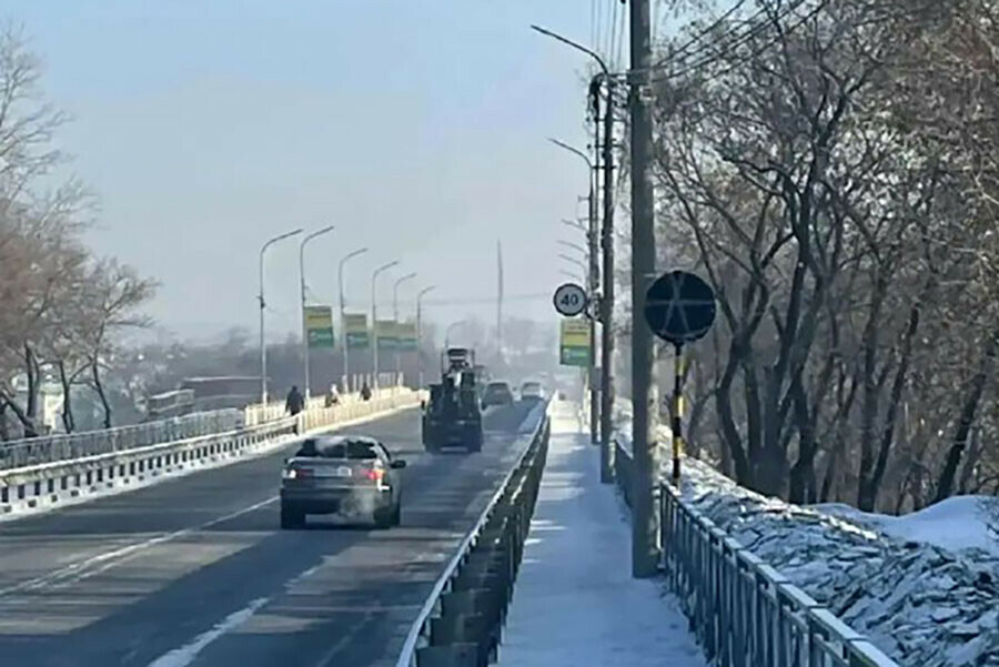 В Белогорске на действующем путепроводе ограничивают движение