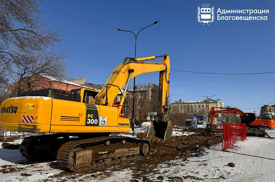 В Благовещенске на улице Красноармейской укладывают новые водопроводные трубы